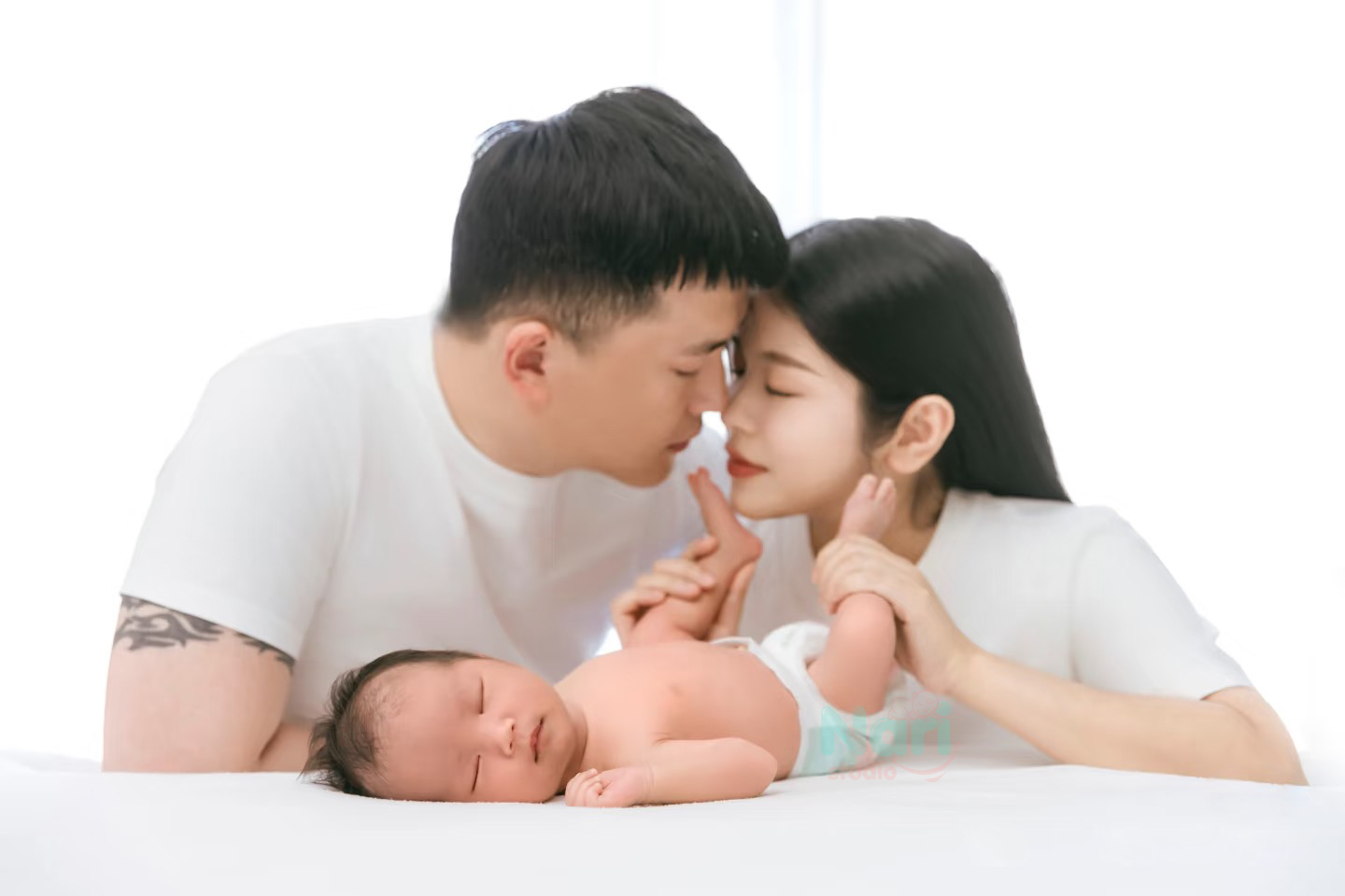Ba mẹ nhìn nhau qua bé